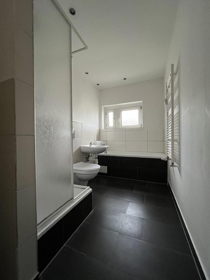 3-Raumwohnung mit modernem Badezimmer und Balkon – Bild 3