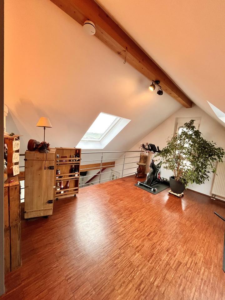 Möblierte 4,5-Zi.-Dachmaisonette mit Galerie, großem Balkon, TG & E-Ladestation – Bild 17