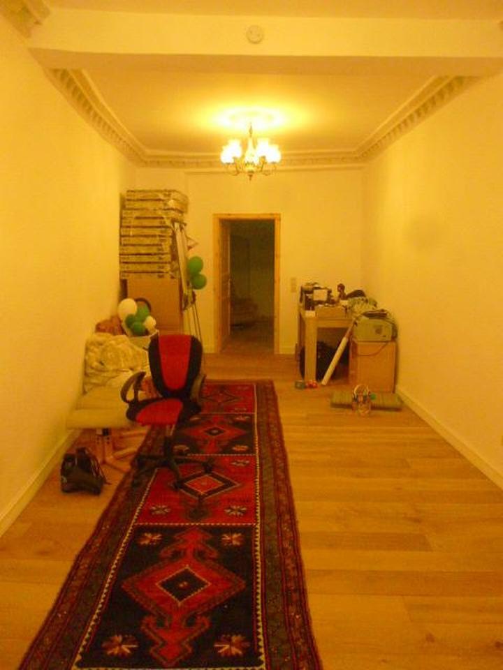 Charaktervolle EG-Wohnung mit Naturstein, Stuck und großzügiger Fensterfront – Bild 6