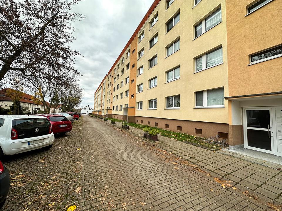 3-Zimmer-Wohnung mit Balkon, Stellplatz, EBK und Badewanne – Bild 3