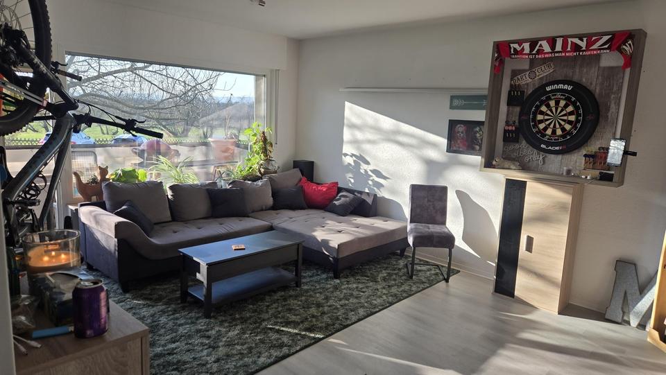 Kurzfristig verfügbar: Sanierte teilmöblierte 2,5-Zimmer-Wohnung mit EBK in Hochheim