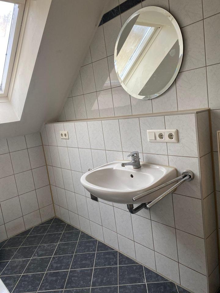 Charmante 1-Zimmer-Dachgeschosswohnung mit Balkon & Tiefgarage – Bild 4