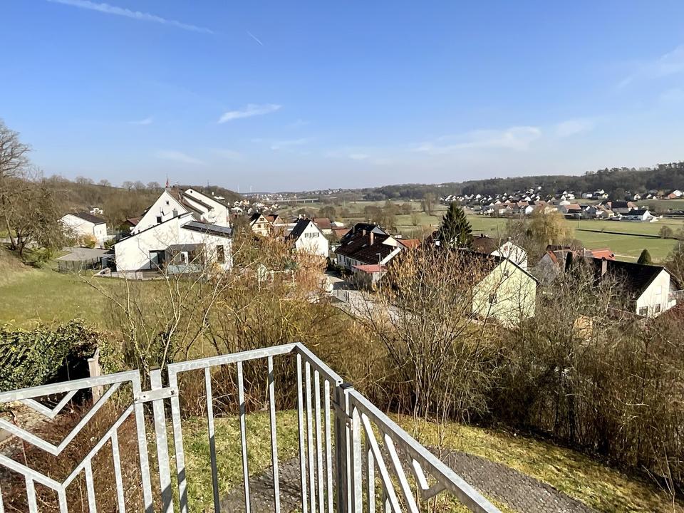 Großzügiges Ein- bis Zweifamilienhaus mt 8.197 qm Grund, PV-Anlage, Wald und Panoramablick – Bild 8