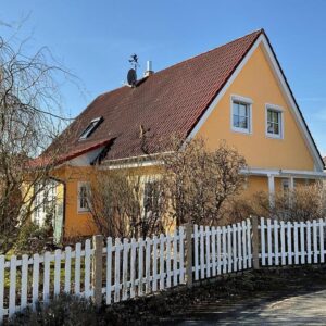 Wohnen wie im Urlaub: Einfamilienhaus mit Schwimmteich, Traumgarten und überdachter Terrasse
