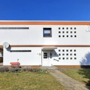 Zweifamilienhaus mit schönem Garten und Garagen in guter Lage