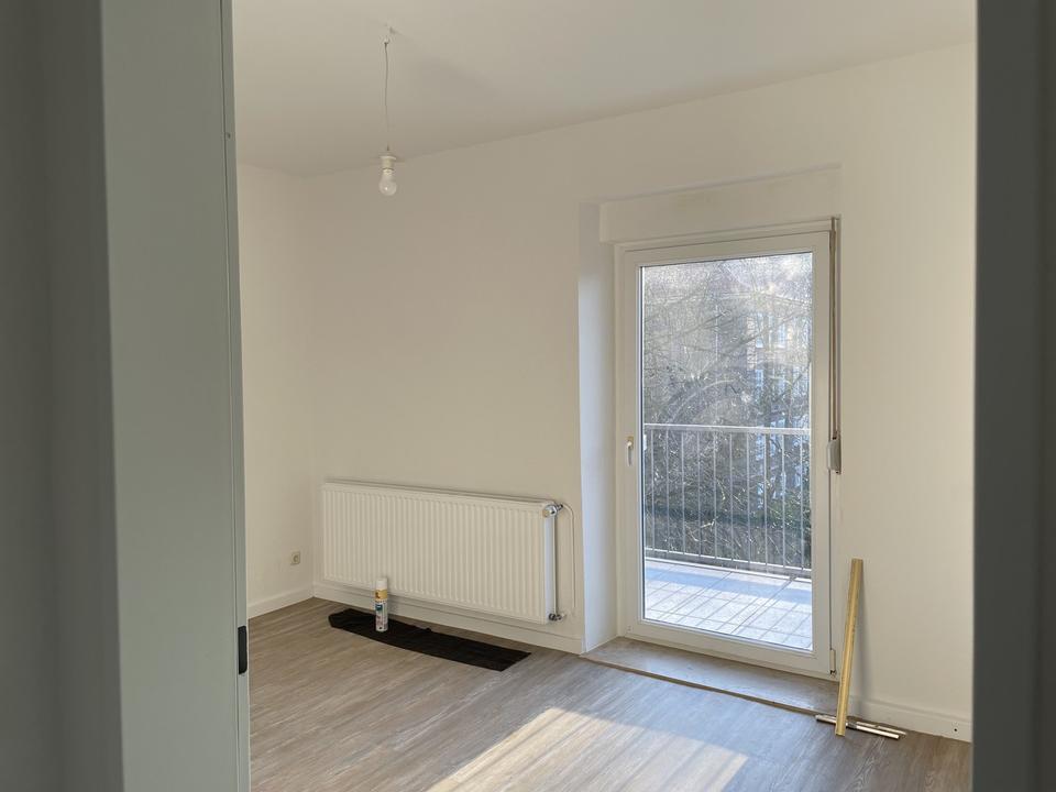 Lichtdurchflutete Wohnung, renoviert, Südbalkon, zentral – Bild 3