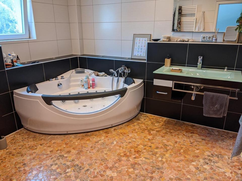 Großzügige 4-Zimmer-Wohnung (112 m²) mit Garten, Garage mit Wallbox, Kamin & Einbauküche – Bild 8