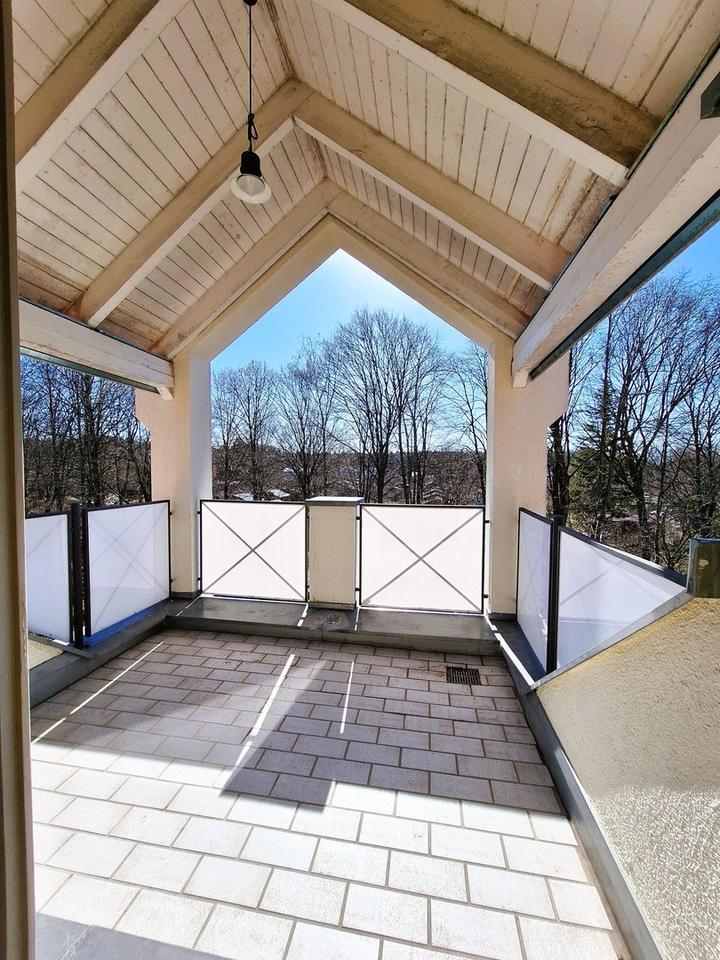 Helle Dachwohnung mit Südterrasse und Blick ins Grüne – Bild 2