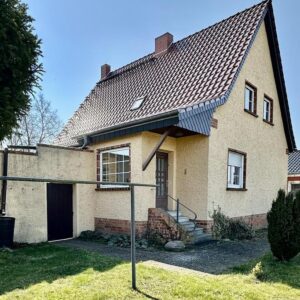 Freistehendes EFH auf 1.600 m² Grundstück m Nebengelass, 2 Garagen