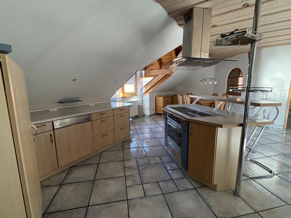 Charmante 3-Zi.-Whg. im DG mit offener Küche, Kachelofen, Carport – Bild 5