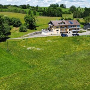 Besonderes Anwesen in Alleinlage mit Bergsicht – voll erschlossen, sofort rentabel, erweiterbar