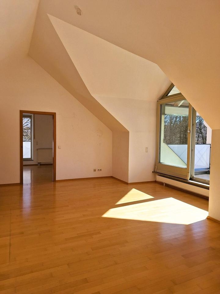 Helle Dachwohnung mit Südterrasse und Blick ins Grüne – Bild 7