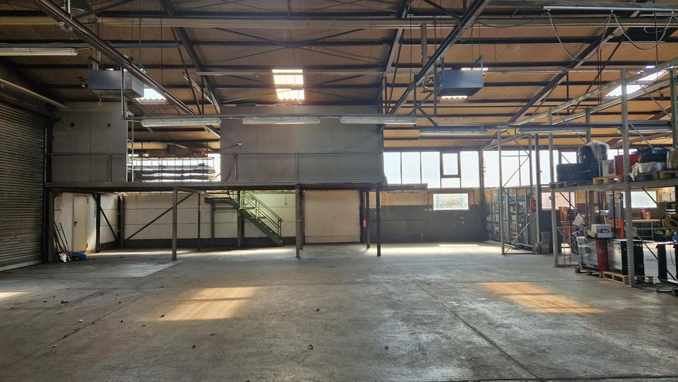 Lager/ Produktionshalle mit Büros – Bild 11