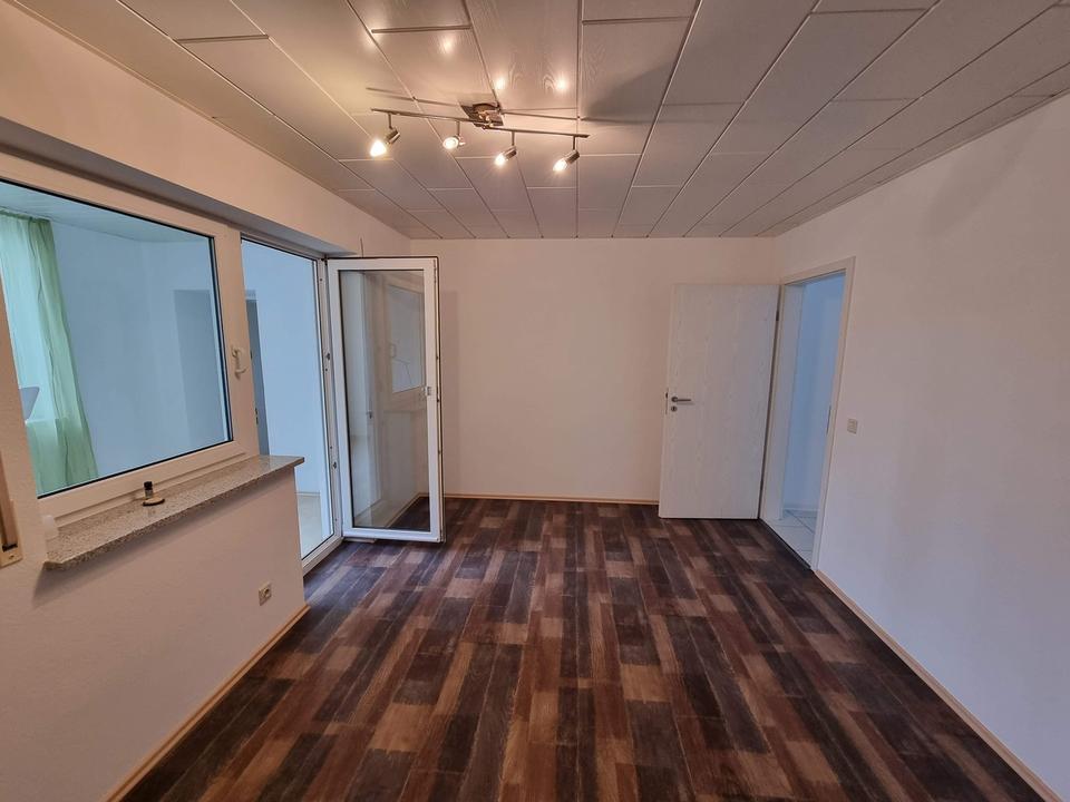 2-Zimmer Erdgeschosswohnung mit großem Wohnbereich, offener Küche und Garage – Bild 9