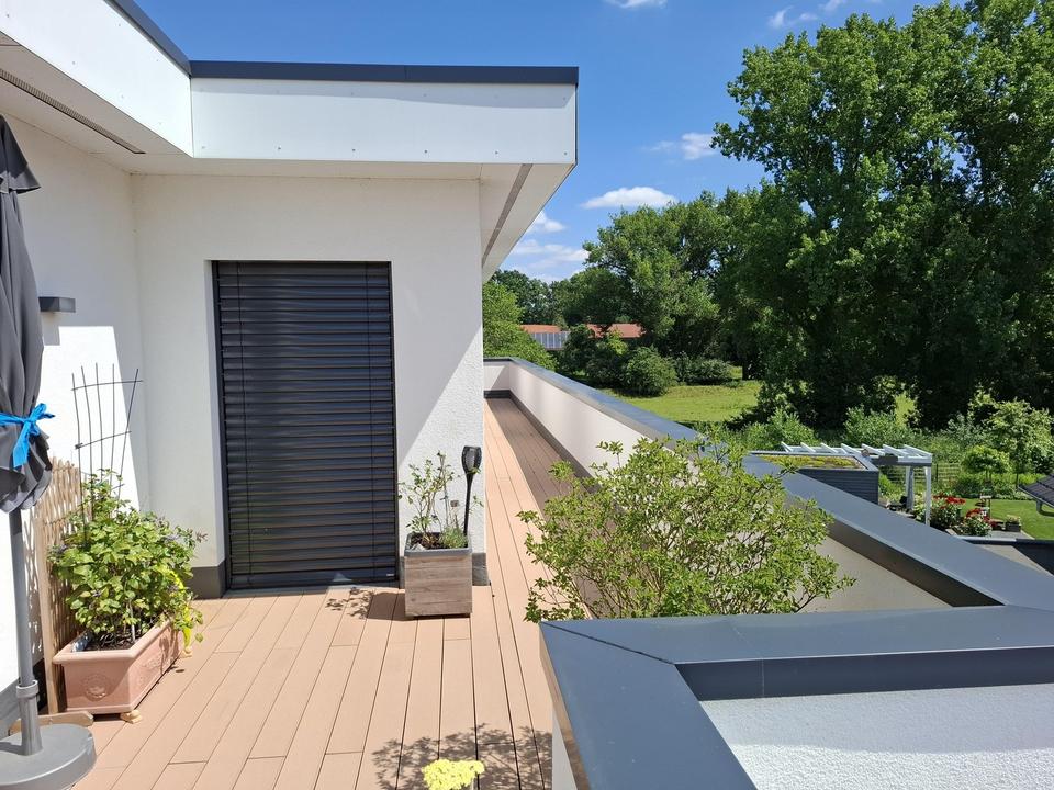 Moderne große Maisonettewohnung mit umlaufender Dachterrasse und zwei Balkonen – Bild 16