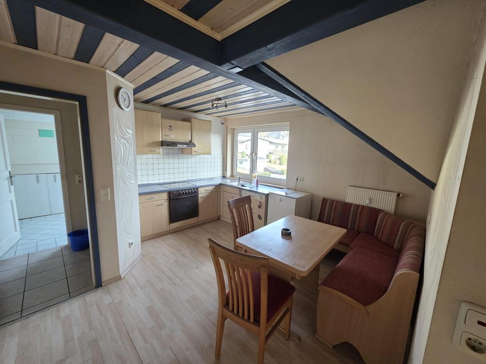 Frisch sanierte Dachgeschosswohnung mit Klimatisierung und Balkon am Ortsrand – Bild 6