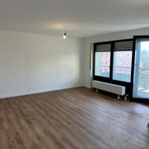 Renovierte 2-Zi-Wohnung mit Balkon, TG-Stellplatz & Aufzug – provisionsfrei – sofort frei