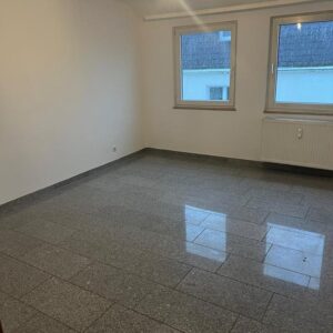 2 Zimmer Dachgeschosswohnung,hell u. freundlich,modern,renoviert, stadtzentral, Garage