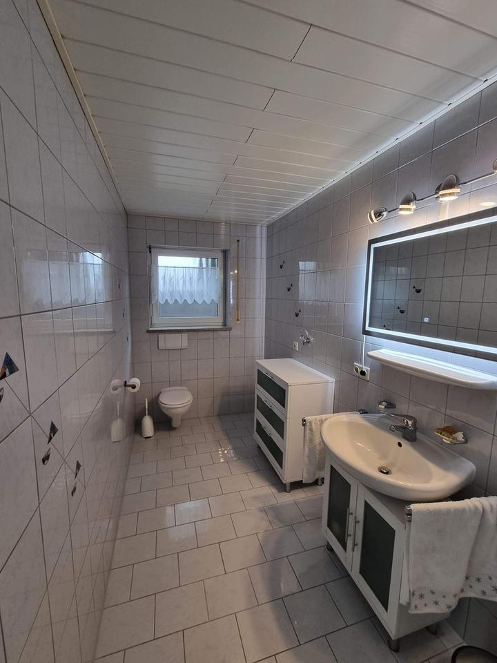 2-Zimmer Erdgeschosswohnung mit großem Wohnbereich, offener Küche und Garage – Bild 8