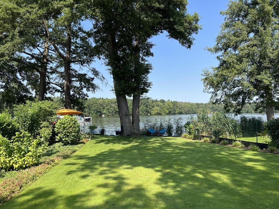 gepflegte Villa mit eig. Seezugang, Steg, Gästehaus, Sauna, Designmobiliar nahe Berlin – Bild 2