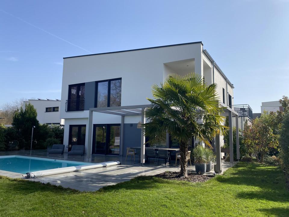 Moderne Stadtvilla mit Pool in Waldrandlage – Bild 3