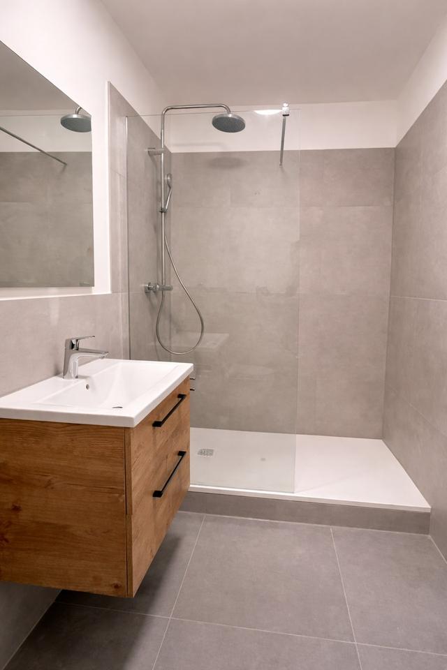 Umfassend modernisierte 2-Zi.-Wohnung | Balkon | oberste Etage | nur 3 Parteien | provisionsfrei – Bild 8