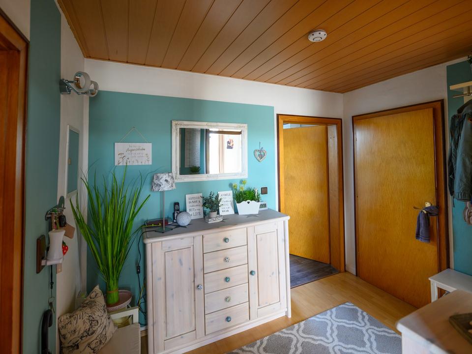 3-Zi.-Whg im 1. OG – günstig erneuerbar beheizt, ohne Garten, im Grünen – Bild 3