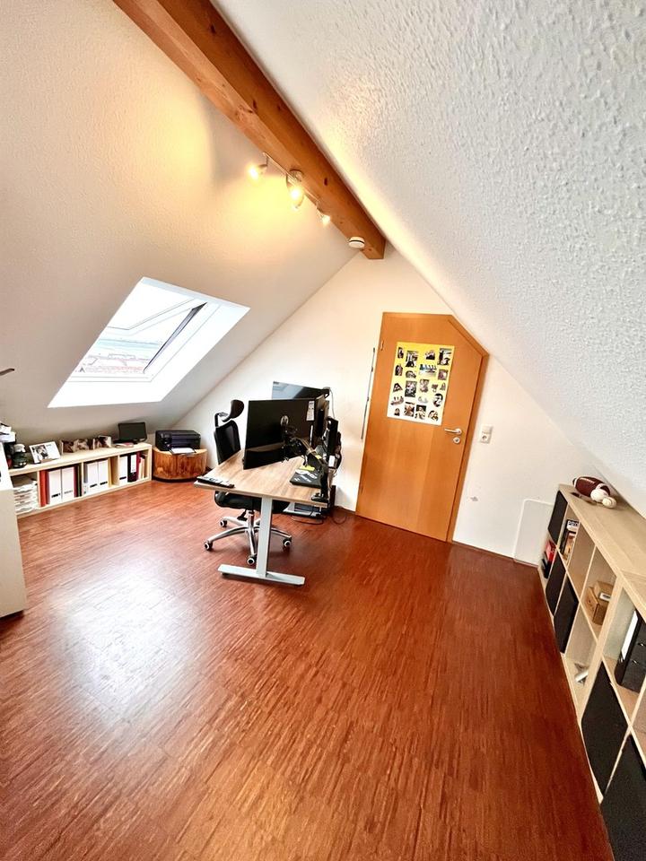 Möblierte 4,5-Zi.-Dachmaisonette mit Galerie, großem Balkon, TG & E-Ladestation – Bild 19