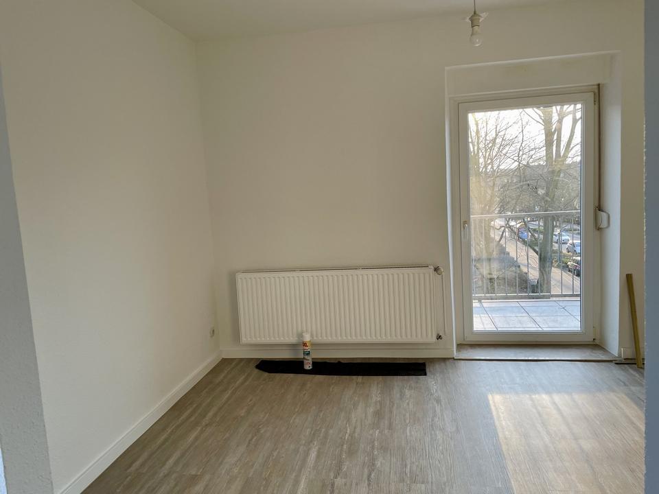 Lichtdurchflutete Wohnung, renoviert, Südbalkon, zentral – Bild 2