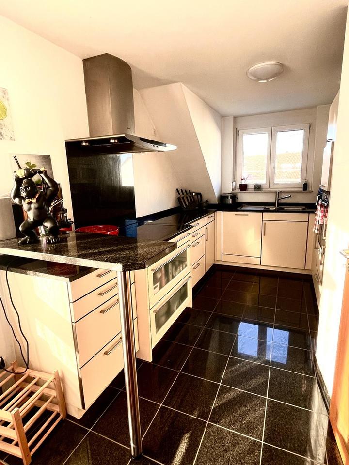 Möblierte 4,5-Zi.-Dachmaisonette mit Galerie, großem Balkon, TG & E-Ladestation – Bild 7