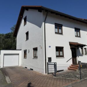 Platz für die ganze Familie! Traumhafte Doppelhaushälfte mit Blick ins Grüne