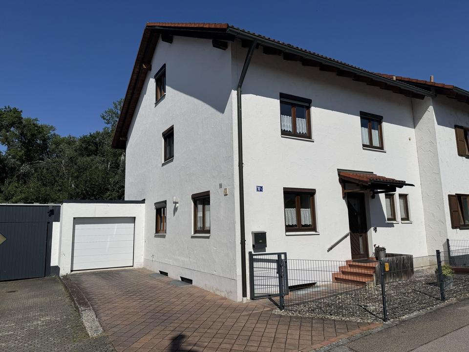 Platz für die ganze Familie! Traumhafte Doppelhaushälfte mit Blick ins Grüne