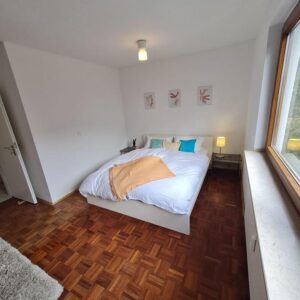 Renovierte und möblierte 2-Zimmer-Wohnung mit großen Balkon