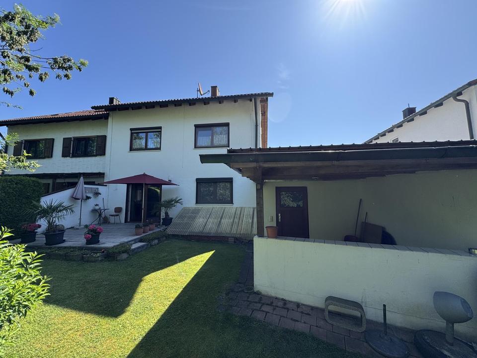 Platz für die ganze Familie! Traumhafte Doppelhaushälfte mit Blick ins Grüne – Bild 2