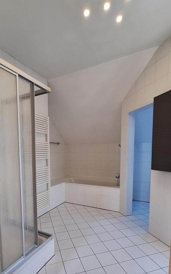 Helle Dachwohnung mit Südterrasse und Blick ins Grüne – Bild 11