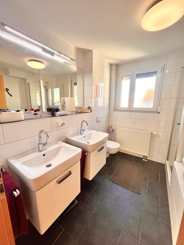 Möblierte 4,5-Zi.-Dachmaisonette mit Galerie, großem Balkon, TG & E-Ladestation – Bild 12