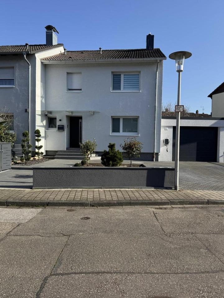 Kernsaniertes Reihenendhaus mit 2 Garagen – Bild 4