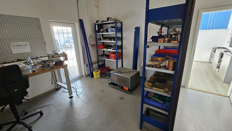 Firmenhalle / Industriehalle mit Bürotrakt – Bild 8