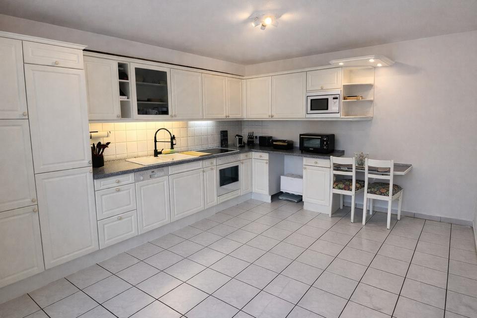 Modern wohnen: 2-Zimmer-Wohnung mit Balkon, Aufzug, Carport & Einbauküche – Bild 13