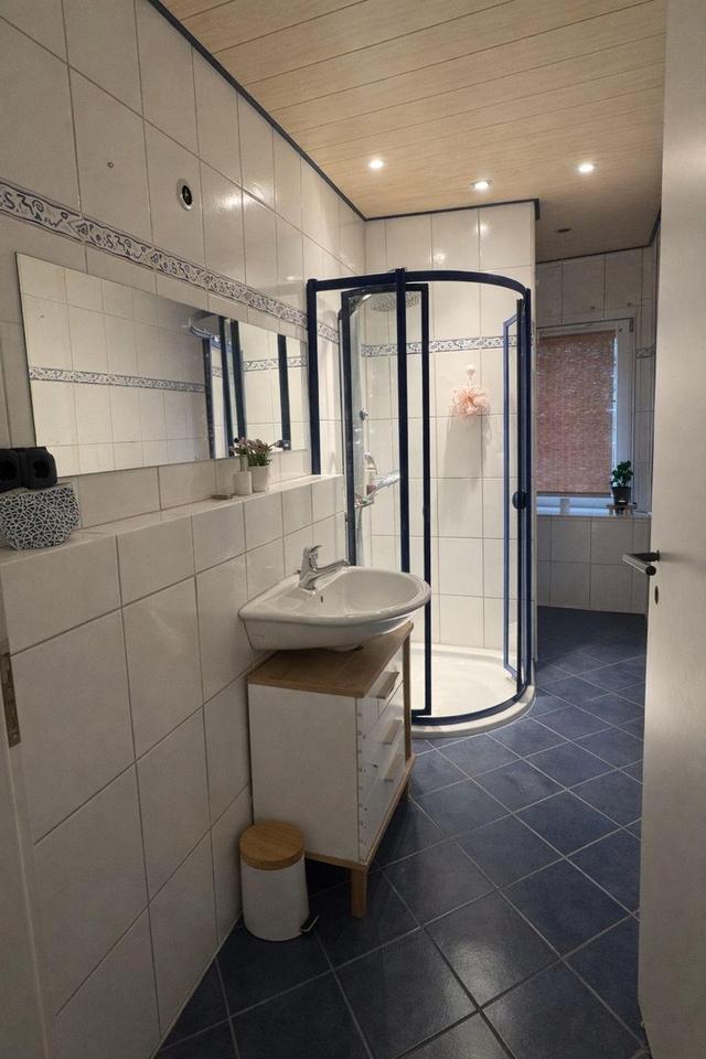 Großzügige 4-Zimmer-Wohnung (112 m²) mit Garten, Garage mit Wallbox, Kamin & Einbauküche – Bild 12