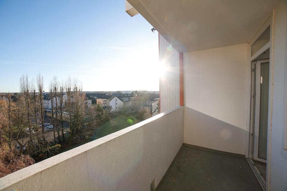 Sonnige 3-Zimmer-Wohnung mit 2 Balkonen und Fernblick plus Stellplatz in Kerpen – Bild 5