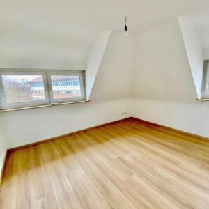 Helle 4 Zimmer DG-Wohnung in Stuttgart Ost
