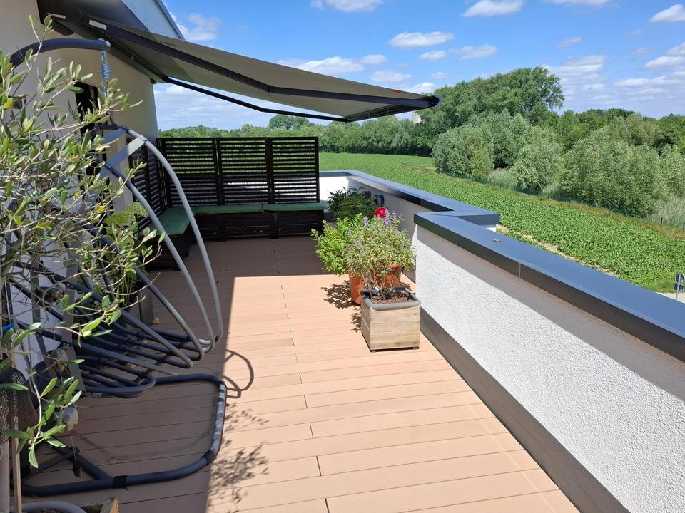 Moderne große Maisonettewohnung mit umlaufender Dachterrasse und zwei Balkonen