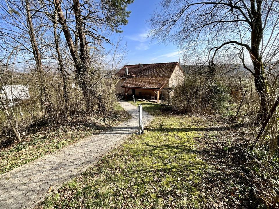 Großzügiges Ein- bis Zweifamilienhaus mt 8.197 qm Grund, PV-Anlage, Wald und Panoramablick – Bild 3