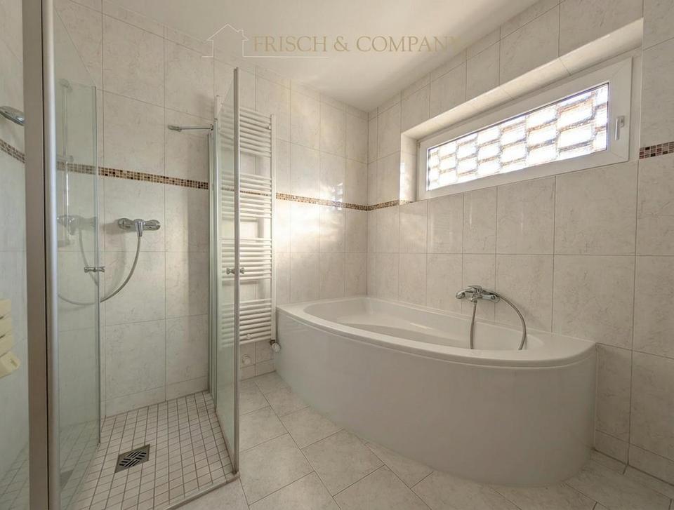 Mehrere Generationen oder ganz viel Platz: Großes Haus in Varel Stadt zu verkaufen – Bild 3