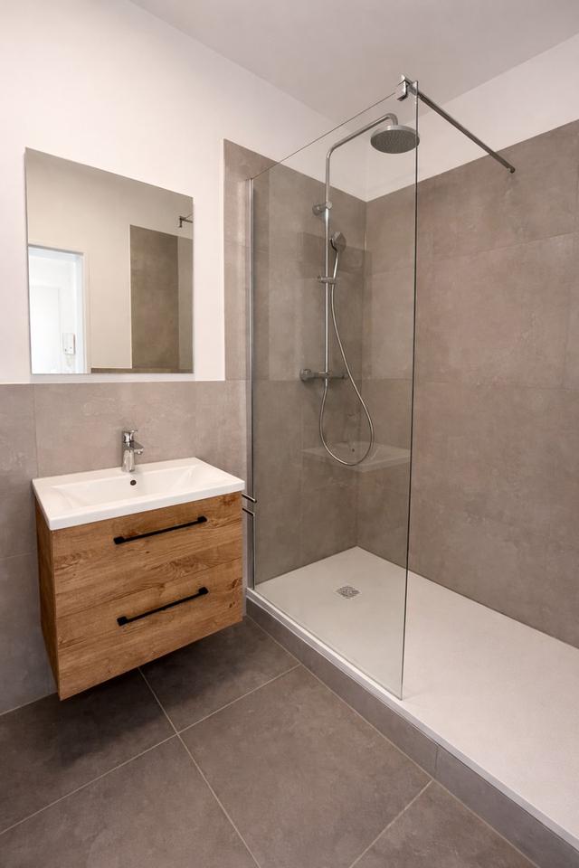 Umfassend modernisierte 2-Zi.-Wohnung | Balkon | oberste Etage | nur 3 Parteien | provisionsfrei – Bild 6