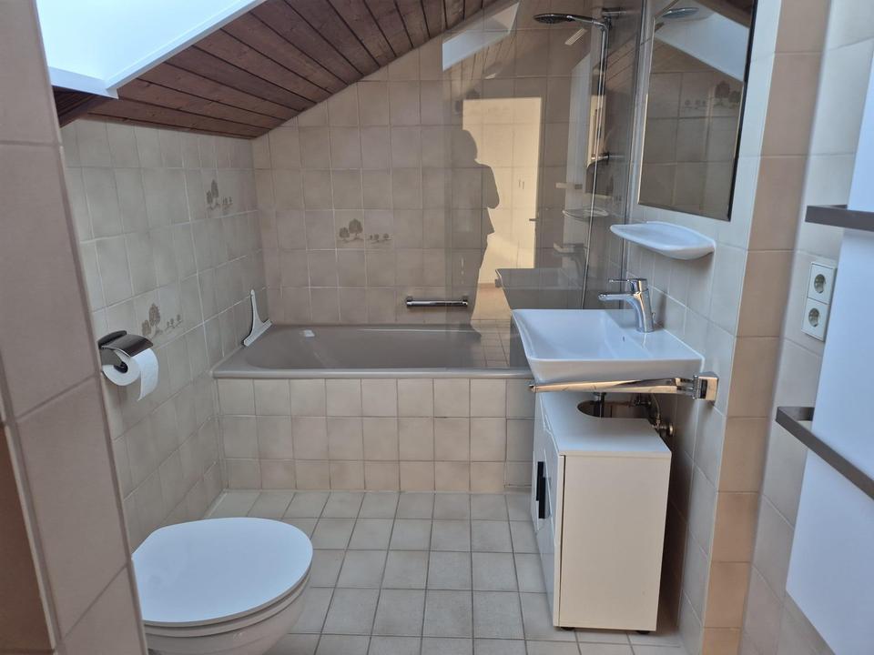 Waldenbuch: Gepflegte 3 1/2-Zi.-DG-Wohnung mit Klimakomfort, renoviert, ruhige Lage – Bild 3