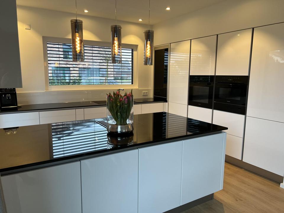 Neuwertiges Einfamilienhaus mit schönem Garten in privater Anliegerstraße – Bild 4