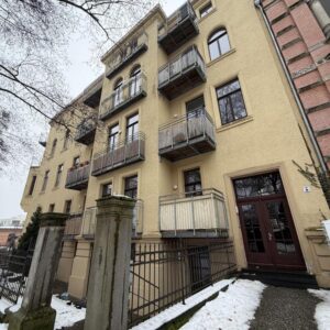 Gründerzeitbau: 3-Zimmer-Wohnung im 1. OG mit Balkon(en) mitten in der Altstadt