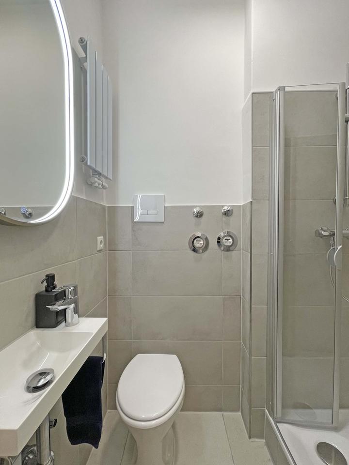 Provisionsfrei: Kernsanierte, bezugsfreie Wohnung direkt am Zionskirchplatz – Bild 7